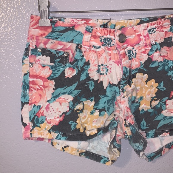 I&P vintage jewel buttons floral jean shorts - Picture 2 of 8